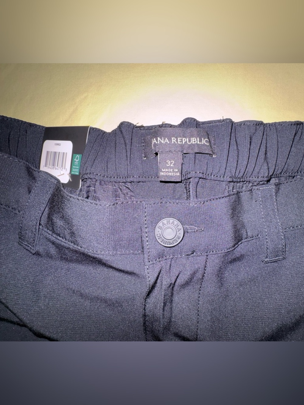 NWT Banana Republic Men's Flat-Front Shorts
Black Size 32 - Picture 3 of 7